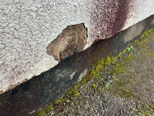 牛久市のテナント外壁でひび割れ・剥がれを調査｜基礎付近の劣化と防水低下によるリスクとは？